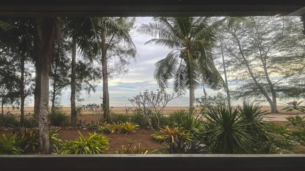 Santi Beach Retreat Chumphon Exterior foto