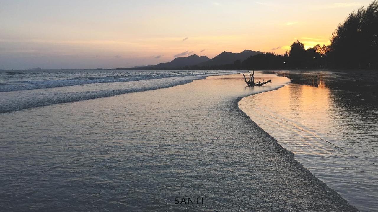 Santi Beach Retreat Chumphon Exterior foto